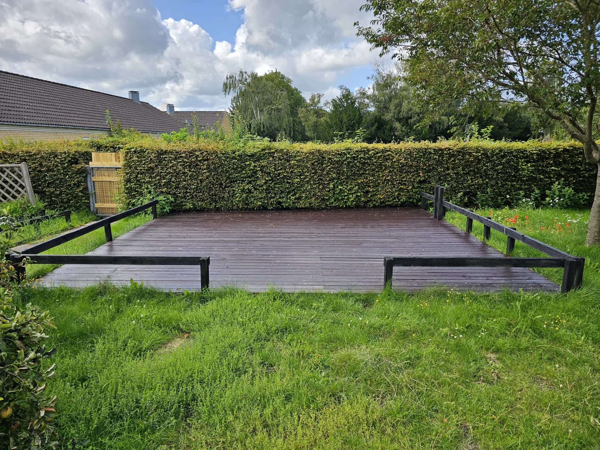 Terrasse med bænke – efter