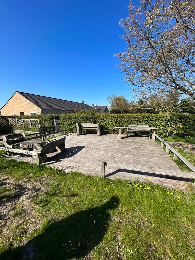 Terrasse med bænke – før